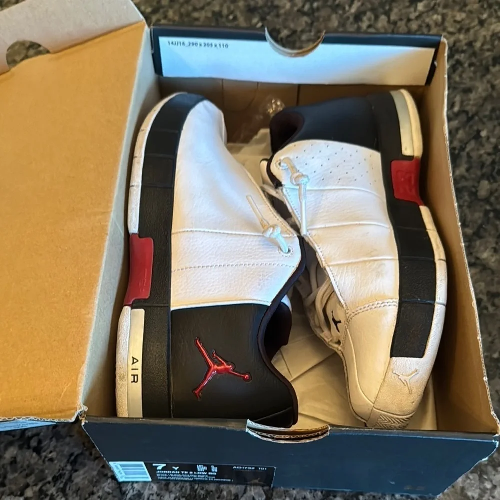 Jordan team Elite 2 Lo White and Black Sneakers Classic Design EUC
